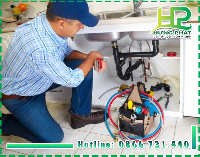 Sử dụng c&aacute;c dụng cụ bảo hộ lao động khi th&ocirc;ng tắc bồn rửa ch&eacute;n