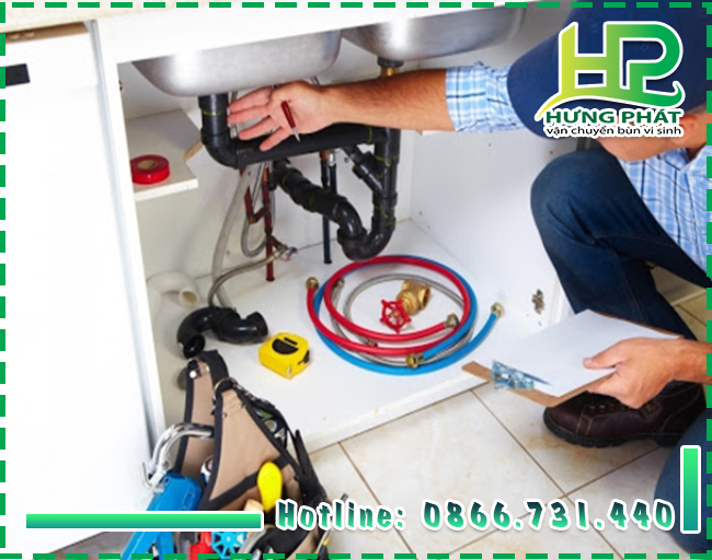 Sử dụng m&oacute;c kim loại cứng hoặc d&acirc;y kẽm để th&ocirc;ng tắc bồn rửa b&aacute;t